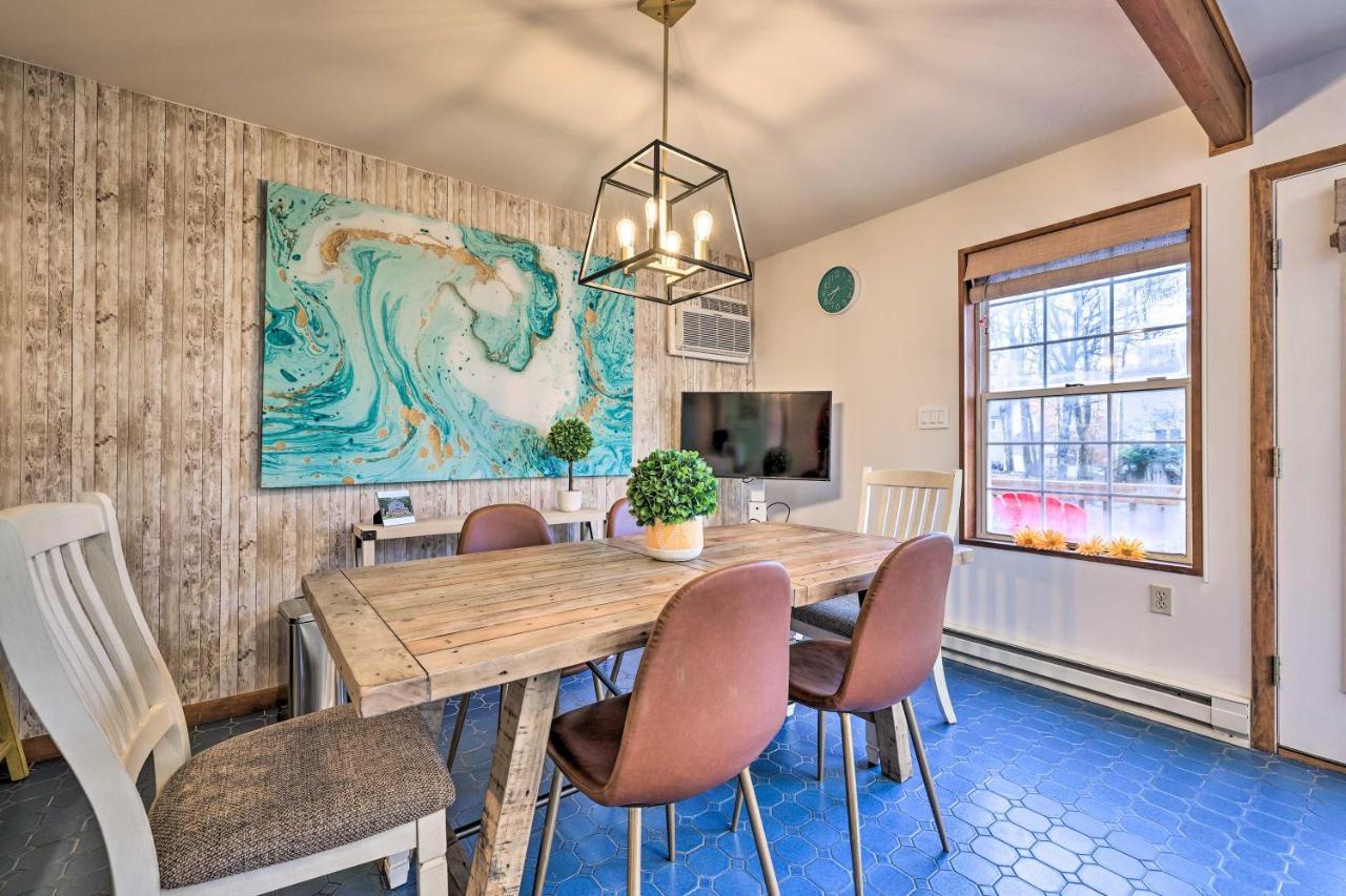 Modern Poconos Gem With Fire Pit, Deck And Pool Access Holiday home