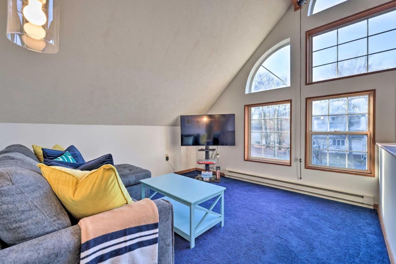 Modern Poconos Gem With Fire Pit, Deck And Pool Access Holiday home *