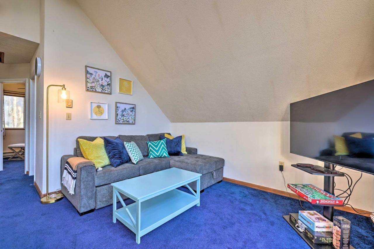 Modern Poconos Gem With Fire Pit, Deck And Pool Access Holiday home Tobyhanna