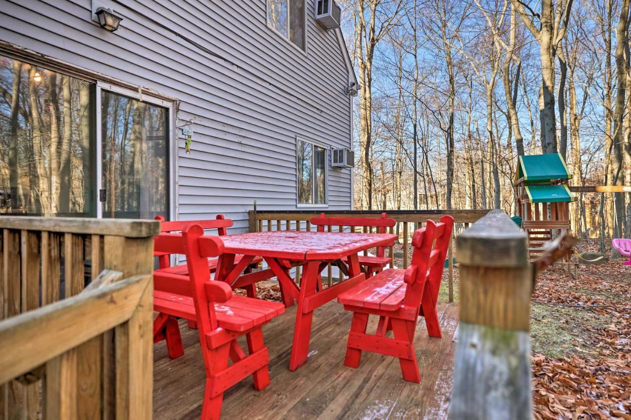 Modern Poconos Gem With Fire Pit, Deck And Pool Access Holiday home Tobyhanna