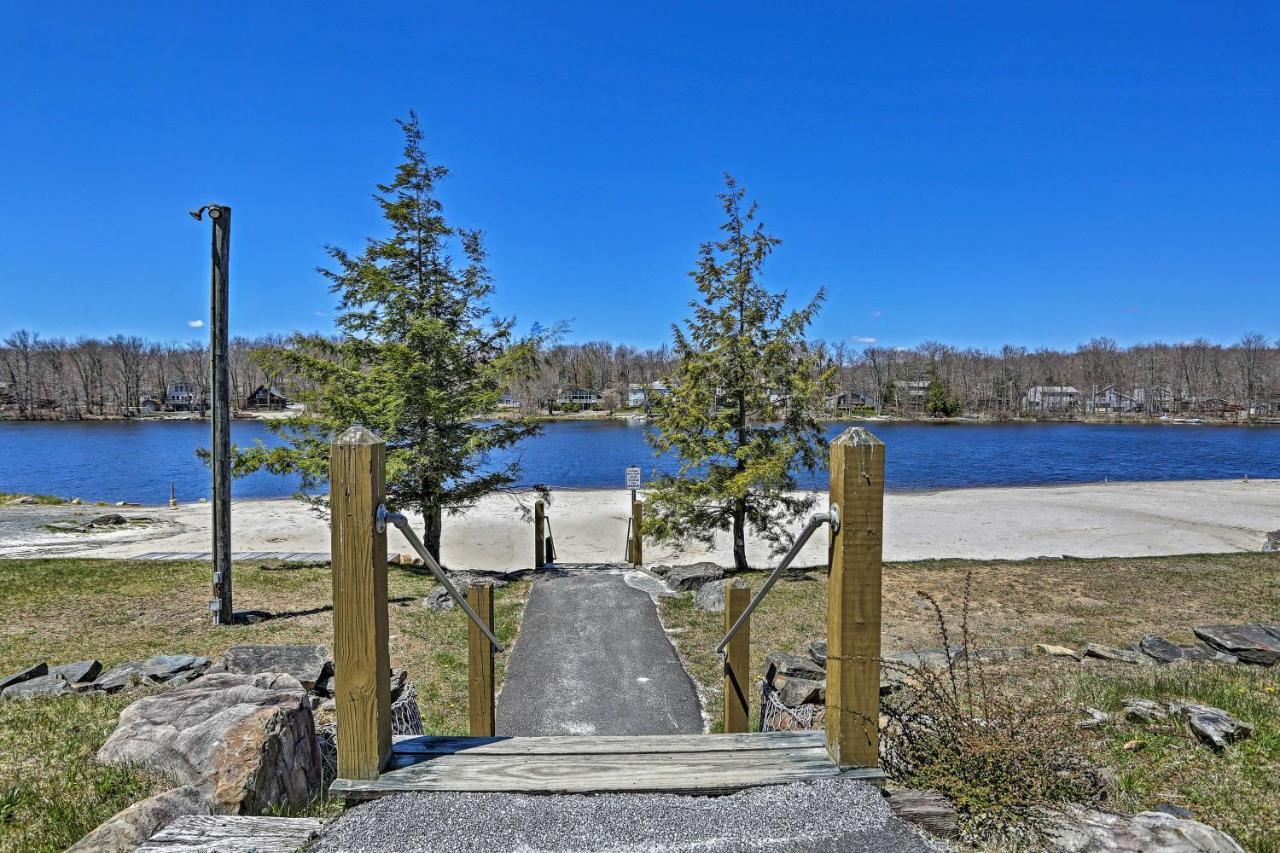 Modern Poconos Gem With Fire Pit, Deck And Pool Access Holiday home *