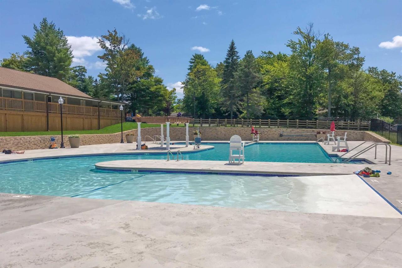 Modern Poconos Gem With Fire Pit, Deck And Pool Access Holiday home