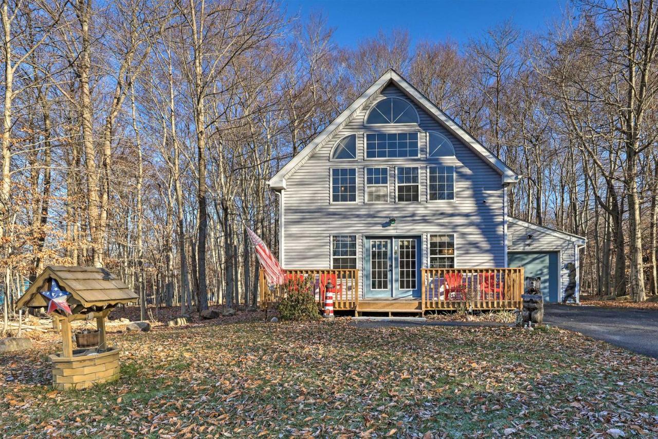 Holiday home Modern Poconos Gem With Fire Pit, Deck And Pool Access Tobyhanna