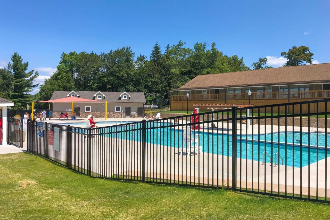 Modern Poconos Gem With Fire Pit, Deck And Pool Access Holiday home