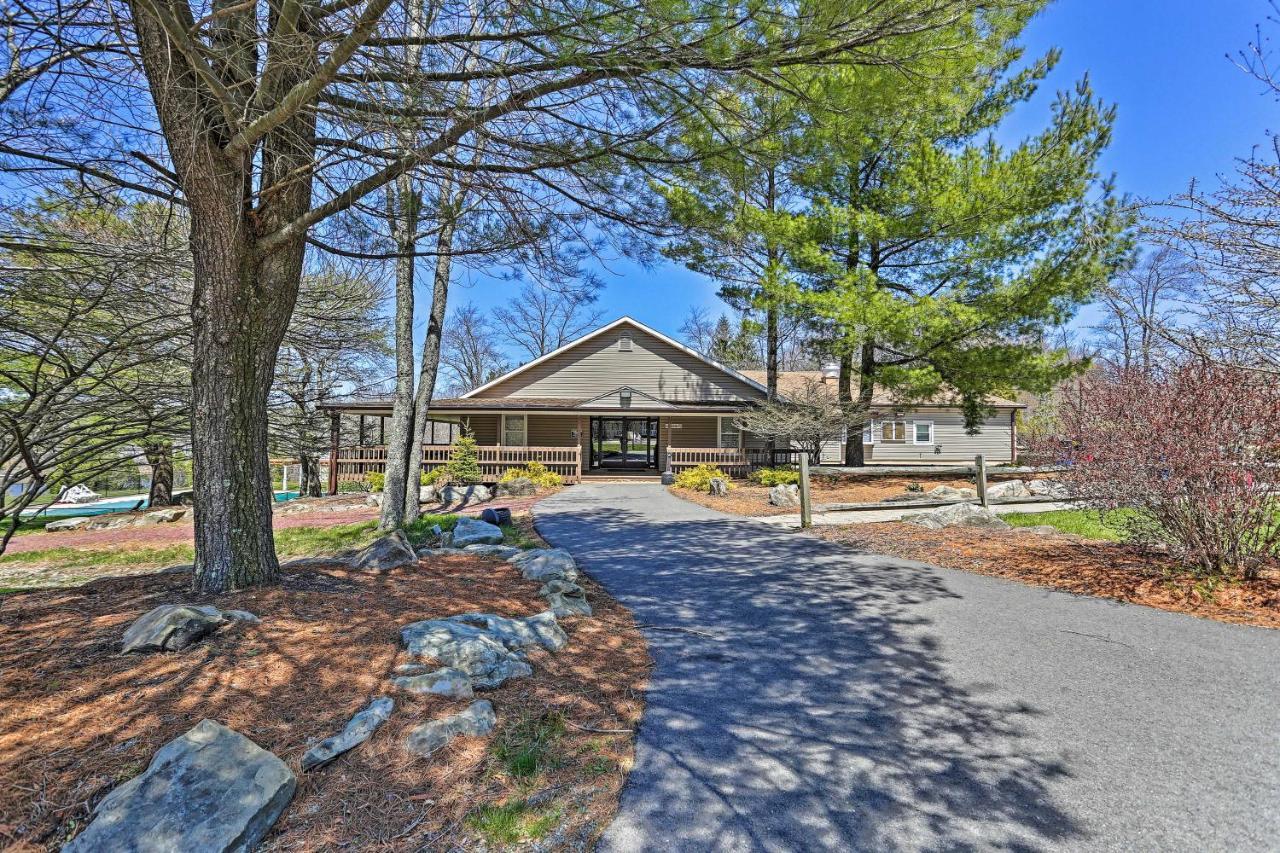 Holiday home Modern Poconos Gem With Fire Pit, Deck And Pool Access