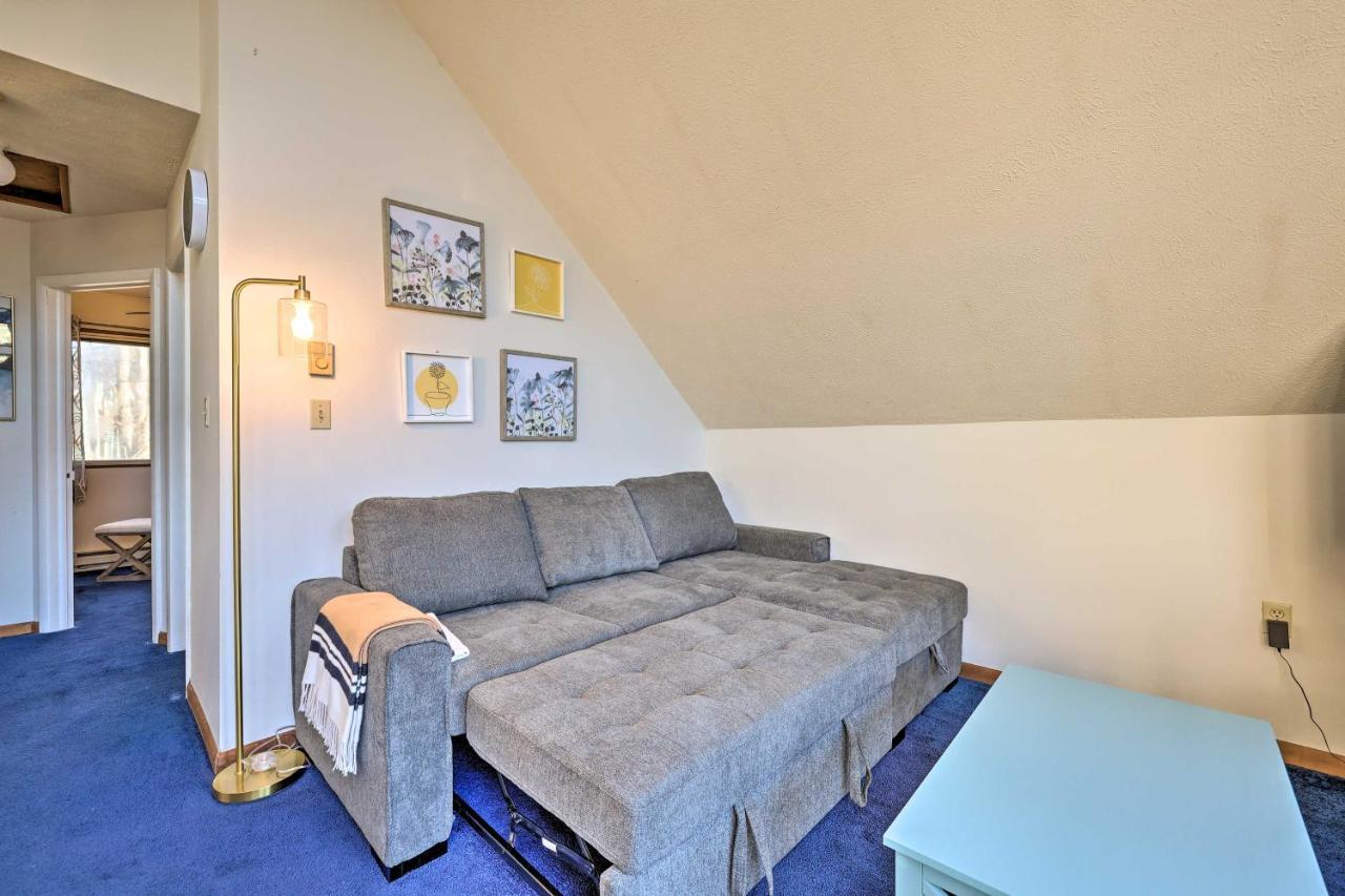 Holiday home Modern Poconos Gem With Fire Pit, Deck And Pool Access Tobyhanna