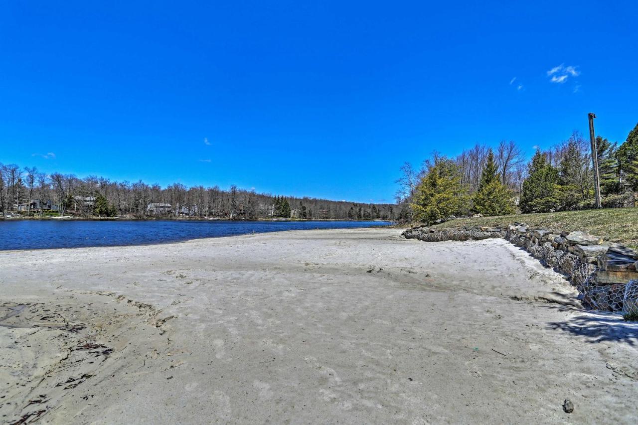 Modern Poconos Gem With Fire Pit, Deck And Pool Access Holiday home Tobyhanna