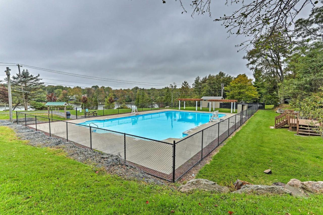 Holiday home Modern Poconos Gem With Fire Pit, Deck And Pool Access